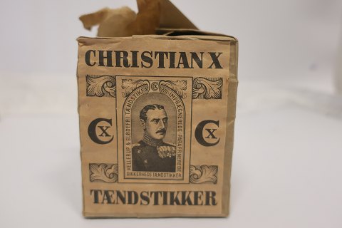 Christian X (CX) Streichholz/Zündholzschacteln
Ein seltenes Zündholzschactel
Das Paket ist mit originalem Inhalt ein von den kleinen schacteln fehlt) und 
mit dem originalen Papier
8,5cm, 7,5cm, 5,5cm
Wir haben eine grosse Auswahl von alten Waren