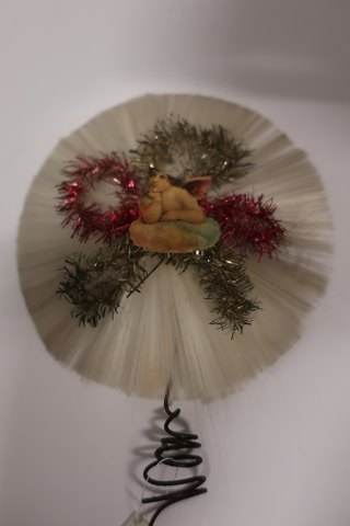 Dieser alte Christbaumschmuck ist aus Glanzbildern/Pappe und anderen speziellen 
Teile gemacht
Mit guter Patina