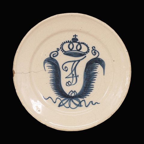 Tidlig St. Kongensgade tallerken i fajance. Prydet 
med Frederik IVs kronedes monogram. Fremstillet 
ca. år 1730. D: 22,5cm