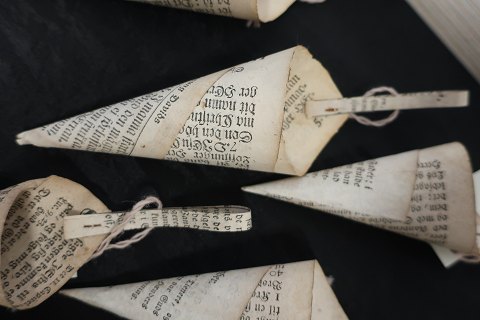 Alter Christbaumschmuck
Spitztüte aus Papir mit Fraktur /deutscha Schrift