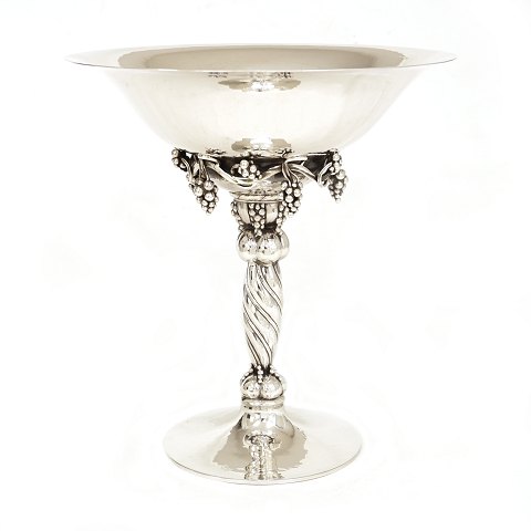 Georg Jensen Traubenschale aus Sterlingsilber. 
Hergestellt in der Periode 1918-30. #264. H: 27cm. 
G: 1.125gr