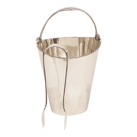 A Hans Hansen, Denmark, Sterlingsilver icebucket. 
Dated 1953. H: 22cm. W: 550gr