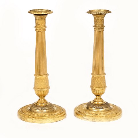 Ein Paar feuervergoldete Bronzenleuchter. 
Frankriech um 1810-20. H: 27cm