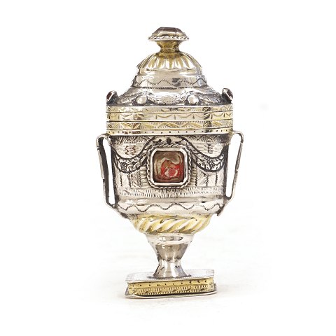 A partly gilt early 19th century Danish silver 
vinaigrette by Martin Petersen Hommelhoff, 
Tondern, 1796-1827. H: 8,4cm