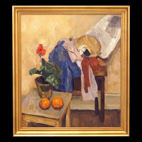 Carl Fischer, 1887-1962, olie på plade. Stilleben 
over appelsiner, blomst, hat mm.
Signeret.
Lysmål: 79x69cm. Med ramme: 90x80cm
