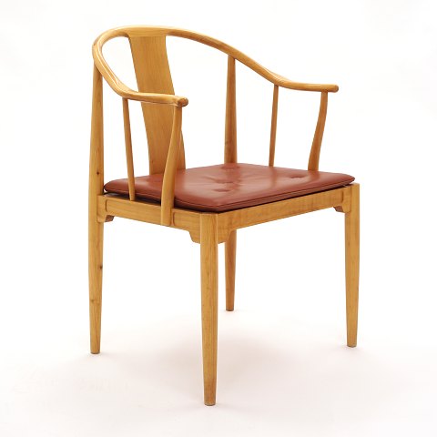 Hans J. Wegner: China Armstuhl, Buche. Hergestellt 
von Fritz Hansen