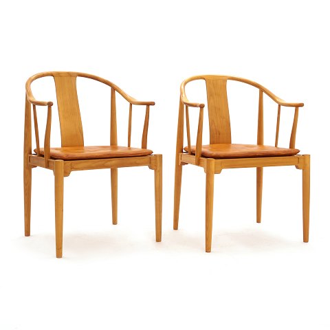 Hans J. Wegner: A pair of Chinachairs. Very nice 
patinated cherrywood. Produced by Fritz Hansen