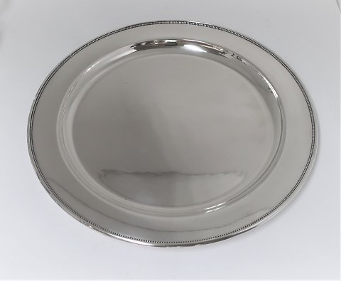 Georg Jensen. Stort rundt sølvfad (925) med perlekant. Model 210C.  Diameter 36 
cm. Produceret 1933 - 1945.