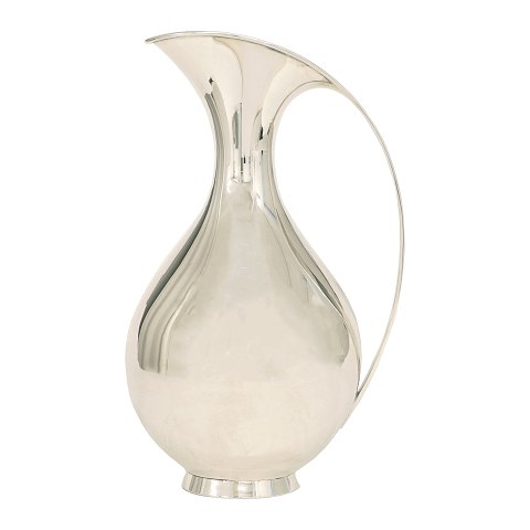 Kay Fisker für A. Michelsen: Silberkanne von 1,5 
Liter. Sterlingsilber. Gestempelt "Kay Fisker" und 
"A. Michelsen". Hergestellt 1970. Guter Zustand. 
H: 26cm. G: 803gr