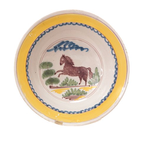 Seltener Kellinghusen Teller aus Fayence mit Motiv 
in Form von einem Pferd. D: 22,5cm
