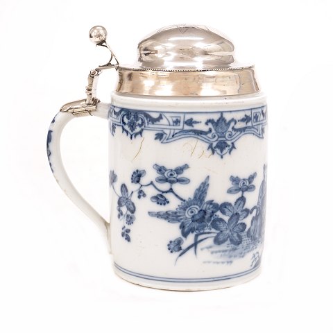 A blue decorated Meissen mid-18th century Baroque 
porcelain tankard. Circa 1750. H: 15cm