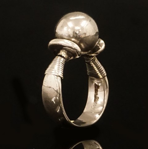 Hans Hansen ring i sterlingsølv. Stemplet Hans 
Hansen. Ringstr. 58