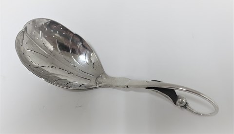 Georg Jensen. Sølvstrøske (830). Design 37. Produceret 1923. Længde 14 cm.