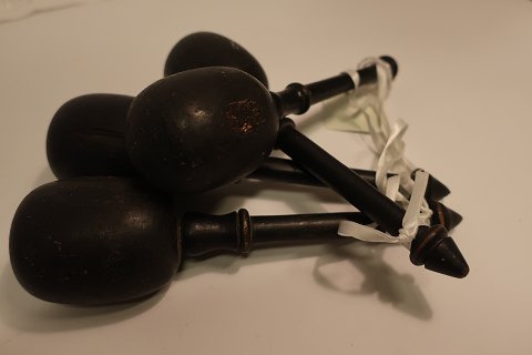 Gerät für die Handarbeit, antik
Spiel mit 4 stk.
Das Gerät ist auf das Basteln von Stricken verwendet
H: um 17cm