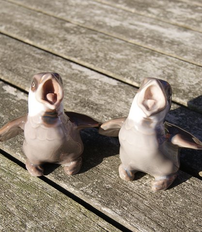 Bing & Grondahl Denmark stoneware figurine No 1852, Sparrow, fledgling.