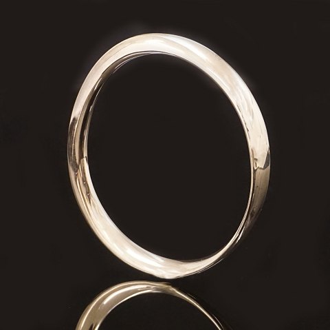 Georg Jensen armring. Vivianna Torun Bülow-Hübe 
for Georg Jensen vredet armring i sterlingsølv. D: 
6,7cm