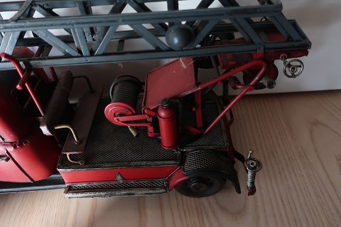 Besonderes Feuerwehrauto mit sehr viele Detalien
Ein altes Spielzeug
In sehr gutem Zustand