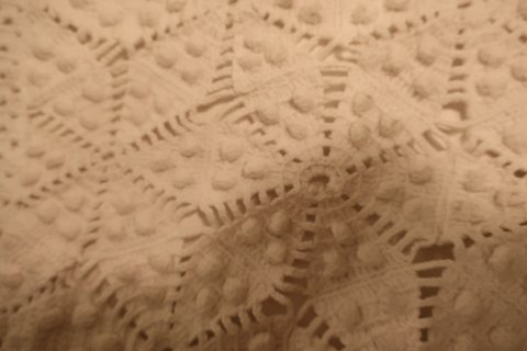 Bettdecke
Eine schöne handgemachte Bettdecke
Ein nicht traditionelles Muster
163cm x 150cm
Farbe: Weiss