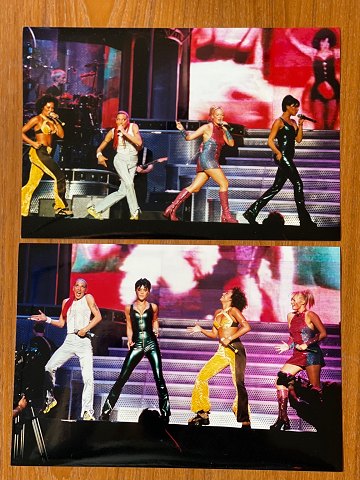 Zwei originale Vintage-Pressefotos von The Spice Girls während eines Konzerts 
1998 im Madison Square Garden, New York