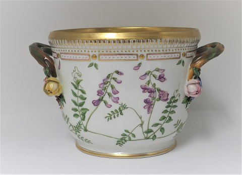 Royal Copenhagen. Flora Danica. Oval wine cooler. Model 3569. Height 17 cm. 
Marked with a cross, as the wine cooler was bought by an employee from the 
factory.