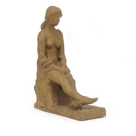 Sculpture of a sitting woman. Signed and dated "ML 
60". H: 28cm. W: 11cm. L: 21cm