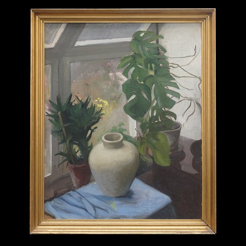 Inger Borchsenius, 1909-90, olie på lærred. 
Opstilling med vase og potteplanter i vindueskarm. 
Signeret og dateret 1946. Lysmål: 84x67cm. Med 
ramme: 94x77cm