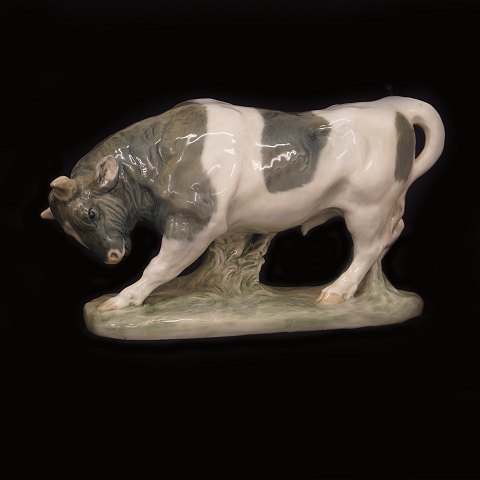 Royal Copenhagen Stier. #1195. 2. Gang. H: 22cm. 
L: 38cm