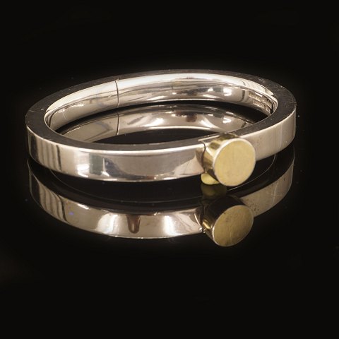 Sterlingsilver bangle by Andreas Mikkelsen, 
Denmark. Size inside: 4,7x5,9cm. W: 88gr. W: 8mm