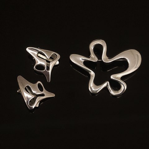 Henning Koppel Splash smykkesæt. Henning Koppel 
for Georg Jensen. Broche og øreklips i 
sterlingsølv. Georg Jensen dessin 119 & 321. 
Broche: 4,6x3,5cm