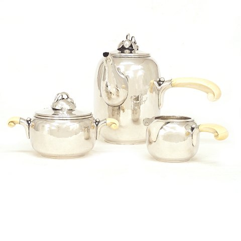 Holger Rasmussen, Denmark, silver coffee service. 
Ivory handles. Denmark circa 1940. H: 16cm. Weight 
all pieces: 672gr