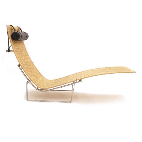 Poul Kjærholm PK24 Chaielong / Hammock Chair. 
Stahl und Peddigrohr. Kissen aus schwarzem Leder. 
Hergestellt von Fritz Hansen. Design aus dem Jahre 
1965. Guter Zustand. H: 88cm. L: 150cm. B: 69cm