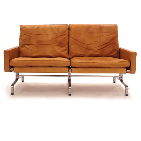 Poul Kjærholm Couch PK31/2 bezogen mit Braunem, 
patiniertem Leder. Hergestellt von Fritz Hansen. 
H: 70cm. L: 137cm. T: 76cm