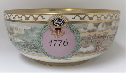 Royal Copenhagen. Porcelain bowl. USA 1776-1976. Diameter 33 cm. Height 15 cm. 
2500 have been produced. This is number 81. (1 quality)