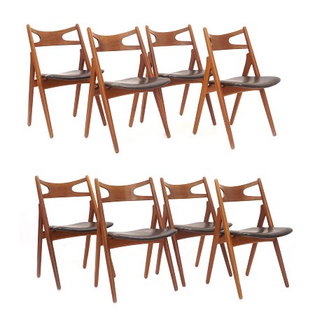 Savbukkestole Wegner. Sæt på otte savbukkestole i 
teak af Hans J. Wegner. Med originalt patineret 
læderbetræk. Stemplet Wegner og Carl Hansen & Søn. 
H ryg: 75cm. H sæde: 44,5cm