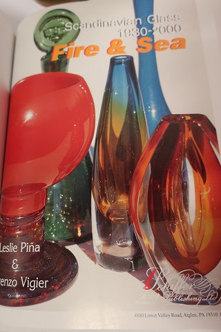 Buch über Glas 1930-2000
"Scandinavian Glass - Fire & Sea"
Dieses Buch ist ein schönes Buch und sehr Informative
Von: Leslie Pina
Vorlag: Schiffer Publishing Ltd.
Hard Cover
ISBN: 0-7643-2449-7
Gebraucht aber fast wie neu