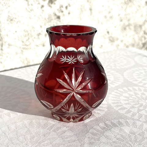 Bøhmisk glas
Rødt glas med slibninger
Vase
*350kr