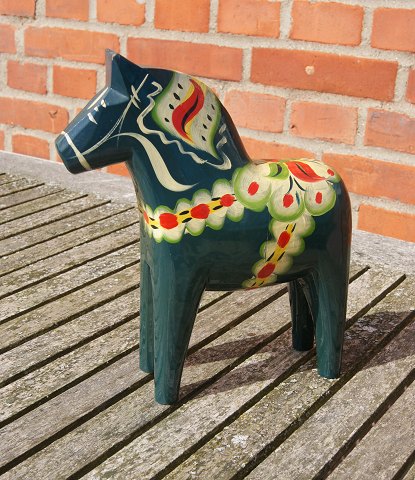 Bestellnummer: 
v-mørkegrøn Dalarhest 21,5cm