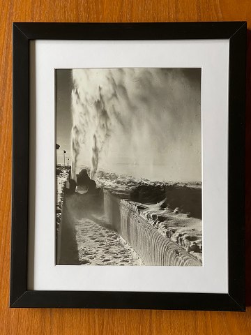 Original-Schwarz-Weiß-Vintage-Foto aus Grönland von 1955 einer sogenannten 
Peter-Snow-Miller-Maschine, mit der die amerikanische Armee während des Kalten 
Krieges tiefe Gräben im Eisschild aushob.