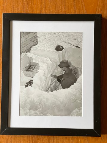 Original-Schwarz-Weiß-Foto des unterirdischen Tunnelbaus - Vorläufer von Camp 
Century und Projekt Iceworm - in Grönland aus dem Jahr 1955. Soldat der 
amerikanischen Pioniertruppe untersucht die Dicke der Schnee- / Eisschicht im 
grönländischen Untergrund