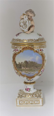 Royal Copenhagen. Porcelæns ægvase med putti. Motiv : Botanisk Have. Højde 27 
cm. Produceret 1894-1900. (1 sortering)