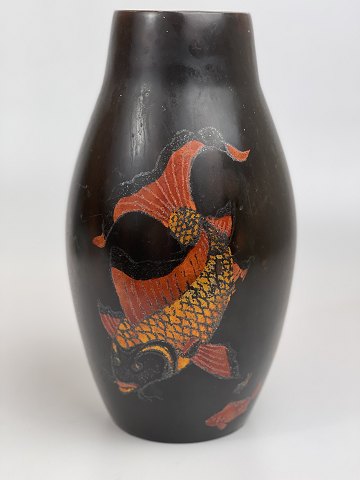 Asiatische Lackvase. Motiv von Koi-Fischen / Goldfischen sowie Sonnenaufgang 
über dem Meer (bzw. Sonnenuntergang).