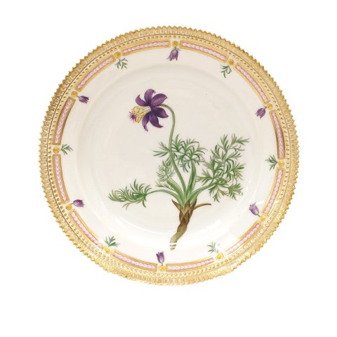 Early Royal Copenhagen Flora Danica porcelain 
plate. #3550. Royal Copenhagen 1870-90. D: 22,5cm