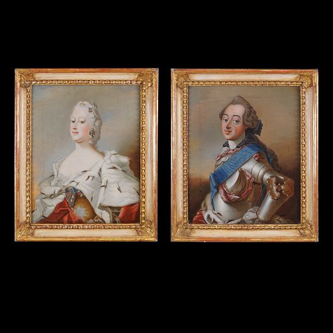 Et par adelsportrætter forestillende Frederik V og 
Dronning Louise. Udført i Pilos stil. Olie på 
lærred. Lysmål: 36x29cm. Med ramme: 45x38cm