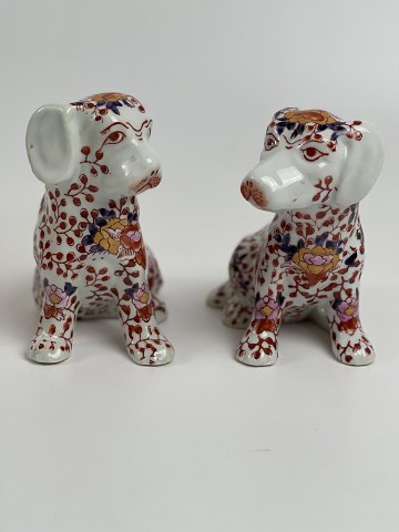 Paar Hunde aus japanischem Imari-Porzellan, verziert mit Lotusblumen, 
Vasenmuster und Blattwerk