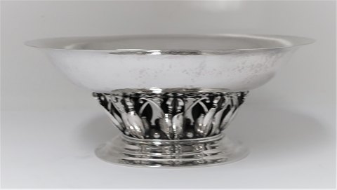 Georg Jensen. Ovale Silberschale. Modell 306B. Entwurf Georg Jensen. Höhe 11,5 
cm. Länge 27,5cm. Produziert 1924.