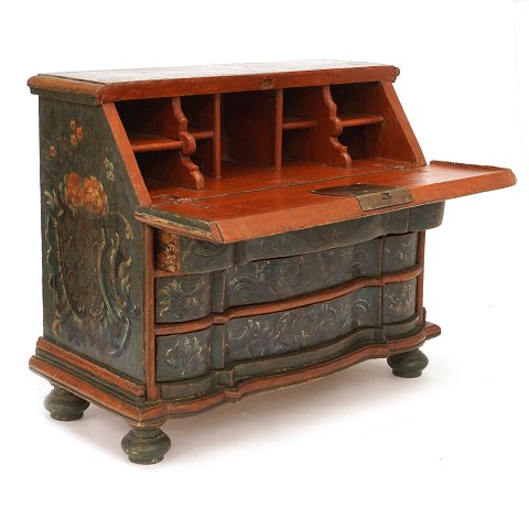 Small childrens baroque bureau. Denmark circa 
1750. H: 40cm. W: 48cm. D: 33cm