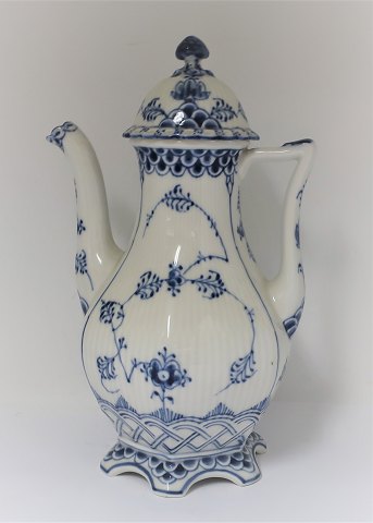 Royal Copenhagen. Musselmalet, Helblonde. Kaffekande. Model 1202. Højde 29 cm. 
(1 sortering)