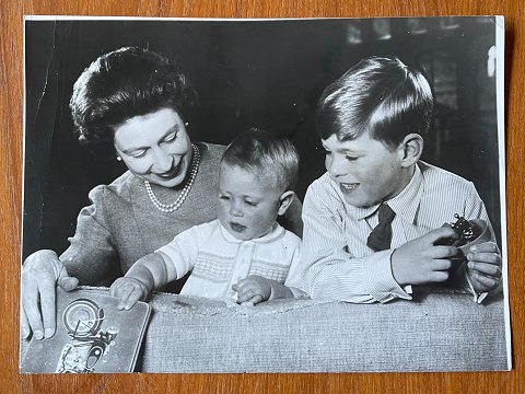 Fotografin Lisa Sheridan - geboren 1894, gestorben 1966 (Studio Lisa): 
Schwarz-Weiß-Foto von Königin Elizabeth II. von England mit ihren Söhnen Prinz 
Andrew und Prinz Edward im Jahr 1965.