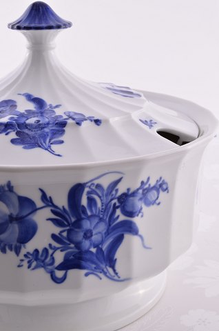 Royal Copenhagen  Blue flower angular     Soup tureen 8532