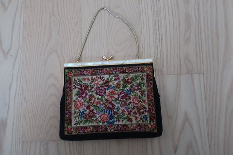 Vintage /retro:
Beautiful old handbag
Mit embroidery (but as far as we judge, not made by hand)
Beautiful closing item 
About 1950